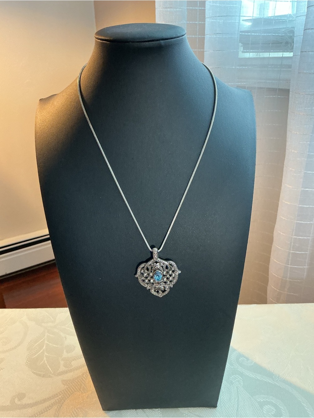 Avon Vintage 2009 Blue Topaz Glass Silver Tone Pendant Necklace